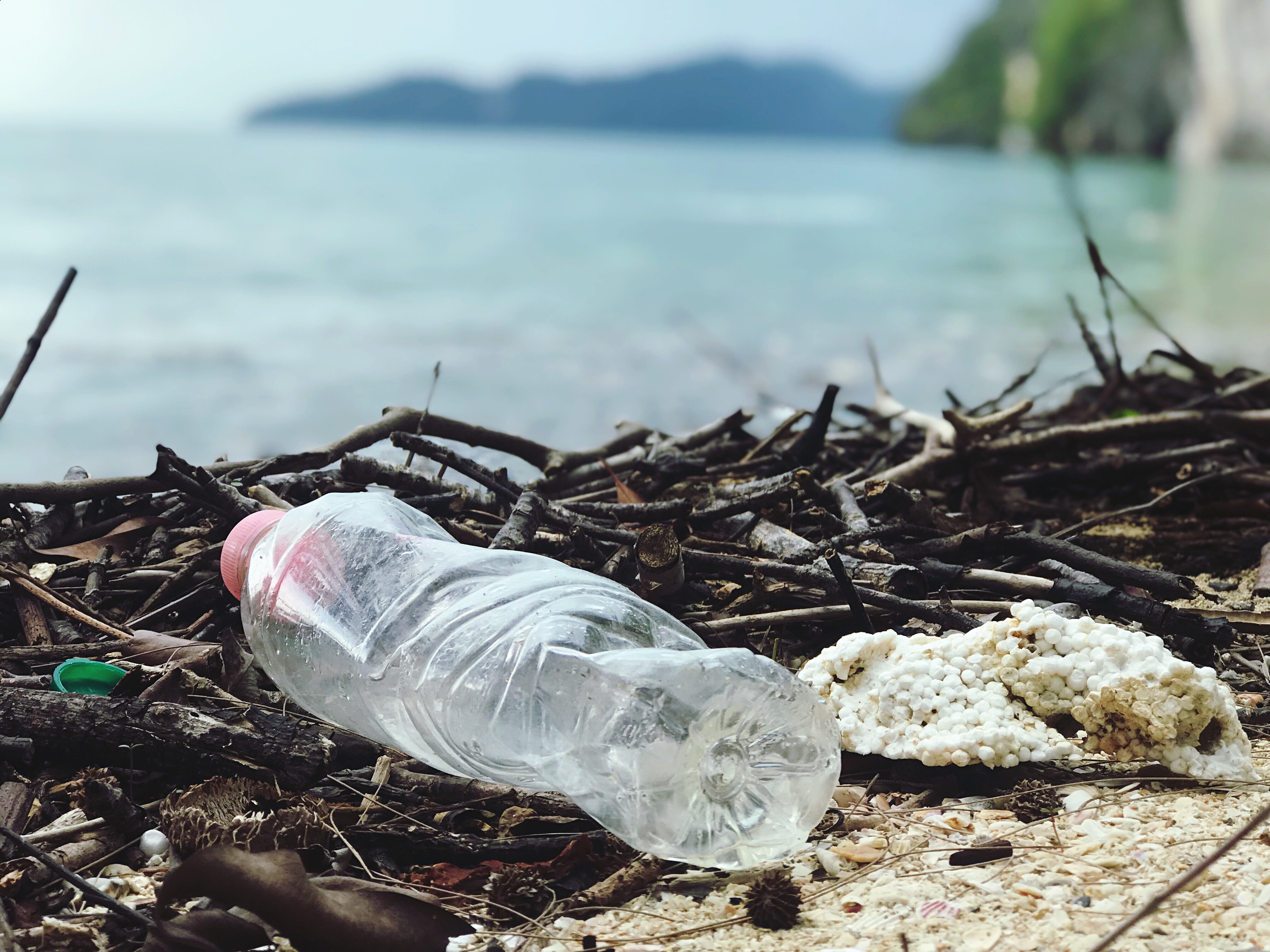 Müll.Bild 2.Flasche am Strand.jpg Leider haben wir keinen Alternativtext zu diesem Bild, aber wir arbeiten daran.